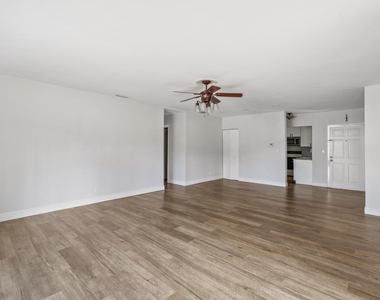 1450 N Riverside Drive - Photo Thumbnail 11