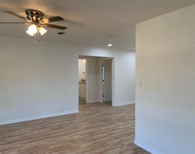 820 W Crawford Street - Photo Thumbnail 3