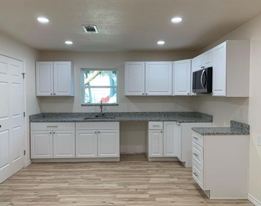 820 W Crawford Street - Photo Thumbnail 1