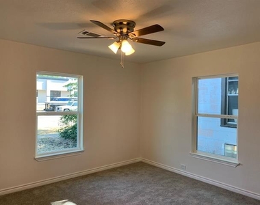 820 W Crawford Street - Photo Thumbnail 9