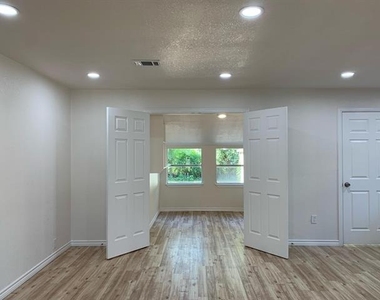 820 W Crawford Street - Photo Thumbnail 7