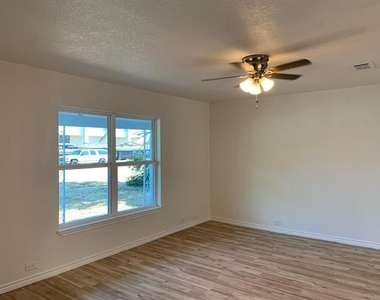 820 W Crawford Street - Photo Thumbnail 2
