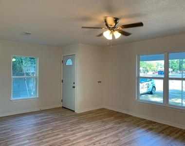 820 W Crawford Street - Photo Thumbnail 5