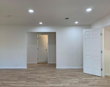 820 W Crawford Street - Photo Thumbnail 8