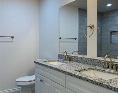 820 W Crawford Street - Photo Thumbnail 14