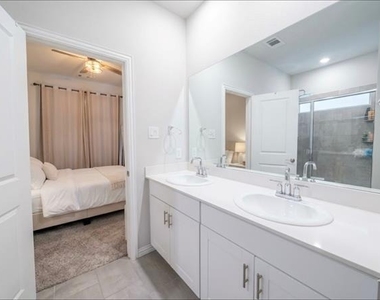 4016 De Berry Lane - Photo Thumbnail 11