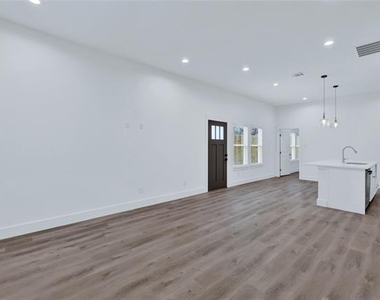 2844 S Marsalis Avenue - Photo Thumbnail 4