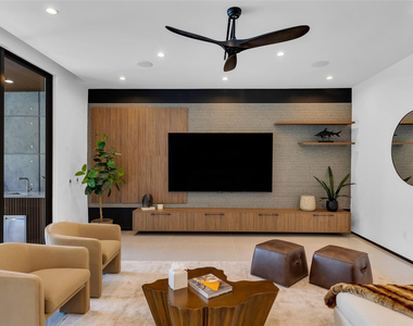 727 Ne 17th Way - Photo Thumbnail 3