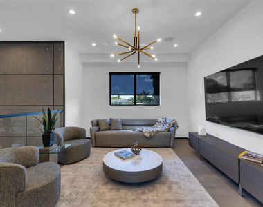 727 Ne 17th Way - Photo Thumbnail 4