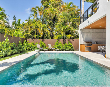 727 Ne 17th Way - Photo Thumbnail 14