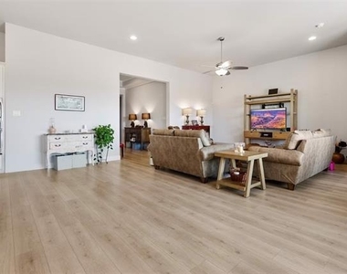 209 Chesapeake Drive - Photo Thumbnail 3