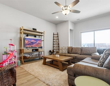 209 Chesapeake Drive - Photo Thumbnail 2
