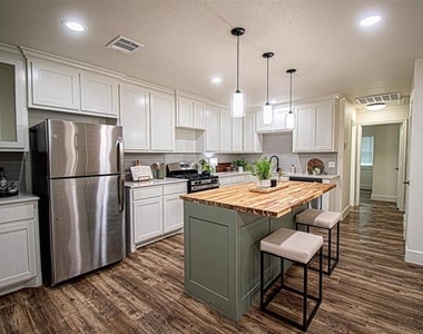 551 E Burks Street - Photo Thumbnail 10