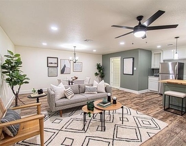 551 E Burks Street - Photo Thumbnail 2
