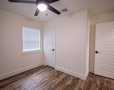 551 E Burks Street - Photo Thumbnail 15