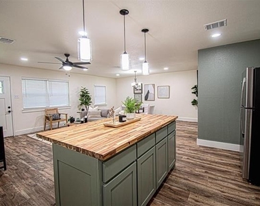 551 E Burks Street - Photo Thumbnail 13