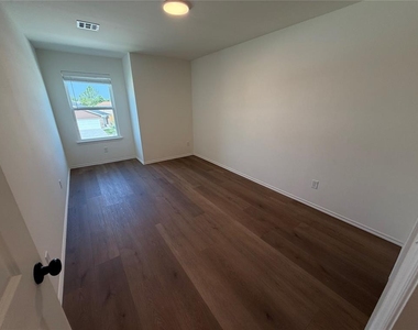 204 Mason Court - Photo Thumbnail 20