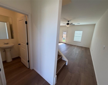 204 Mason Court - Photo Thumbnail 4