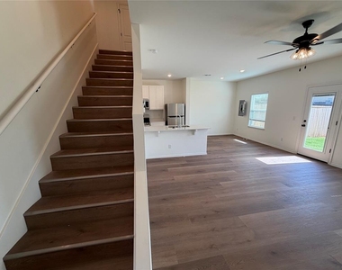 204 Mason Court - Photo Thumbnail 3