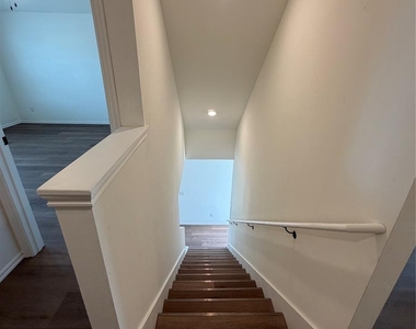 204 Mason Court - Photo Thumbnail 5