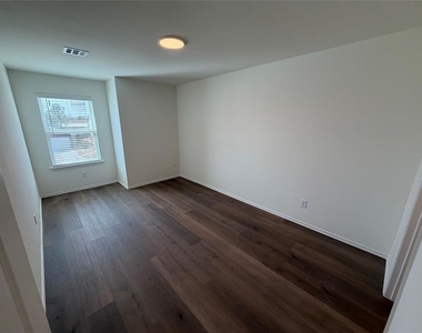204 Mason Court - Photo Thumbnail 9