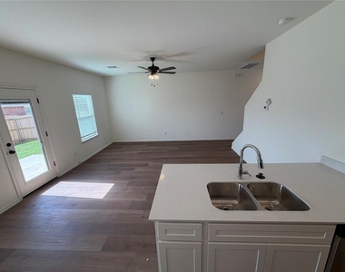 204 Mason Court - Photo Thumbnail 10