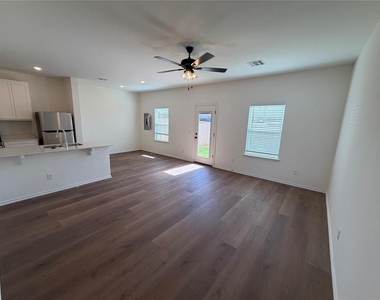 204 Mason Court - Photo Thumbnail 2