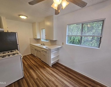 12246 1/2 Oxnard Street - Photo Thumbnail 8