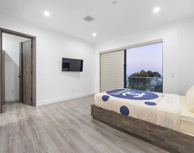 6181 Temple Hill Drive - Photo Thumbnail 33