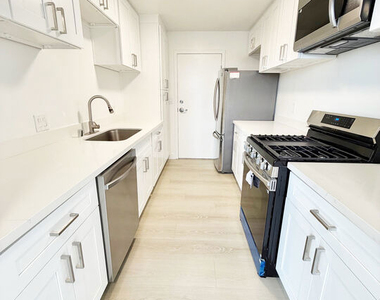 468 S Roxbury Drive - Photo Thumbnail 2