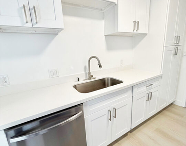 468 S Roxbury Drive - Photo Thumbnail 5