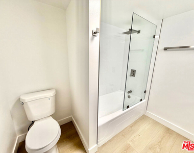 468 S Roxbury Drive - Photo Thumbnail 9