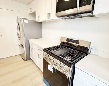 468 S Roxbury Drive - Photo Thumbnail 4
