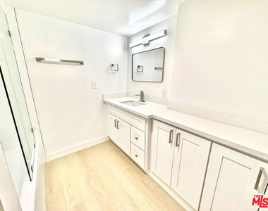 468 S Roxbury Drive - Photo Thumbnail 8