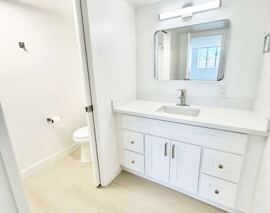 468 S Roxbury Drive - Photo Thumbnail 13