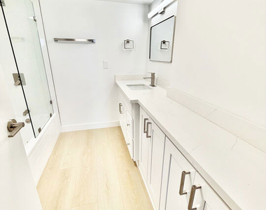 468 S Roxbury Drive - Photo Thumbnail 10