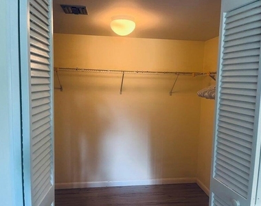 9440 Meadowood Drive - Photo Thumbnail 11
