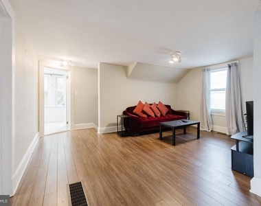 34 Burke Avenue E - Photo Thumbnail 2