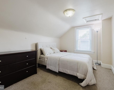 34 Burke Avenue E - Photo Thumbnail 7