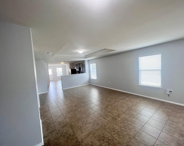 5813 Knoll Pines Pass - Photo Thumbnail 4