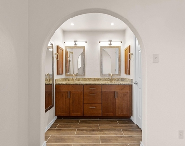 2630 Gwendolyn Ln - Photo Thumbnail 18