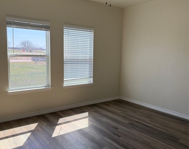510 Whirlaway Dr - Photo Thumbnail 13