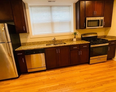 7408 N Hoyne Avenue - Photo Thumbnail 6