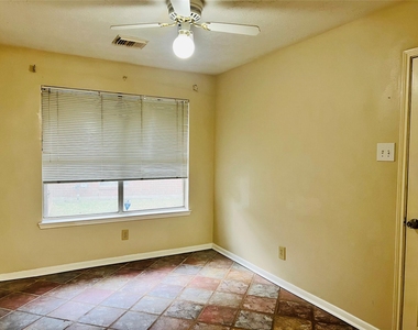 8239 Squires Place Drive - Photo Thumbnail 9