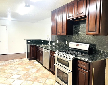 8239 Squires Place Drive - Photo Thumbnail 7