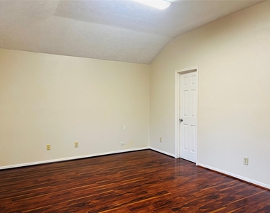 8239 Squires Place Drive - Photo Thumbnail 10
