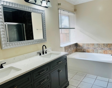 8239 Squires Place Drive - Photo Thumbnail 12