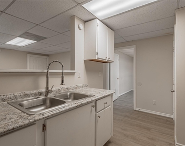 626 University Avenue - Photo Thumbnail 6
