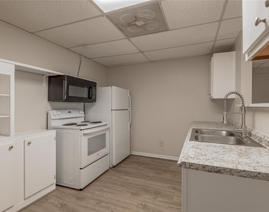 626 University Avenue - Photo Thumbnail 4