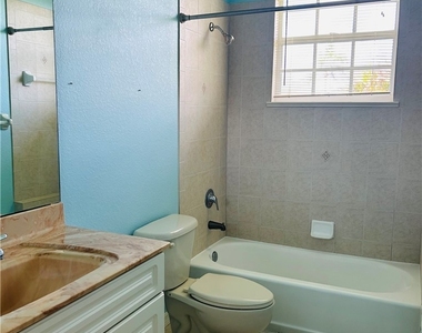 19933 Lake Vista Circle - Photo Thumbnail 13